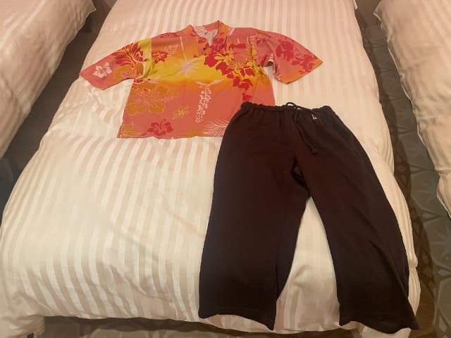 三井ガーデンホテルプラナ東京ベイのベッドの上に広げたナイトウェア