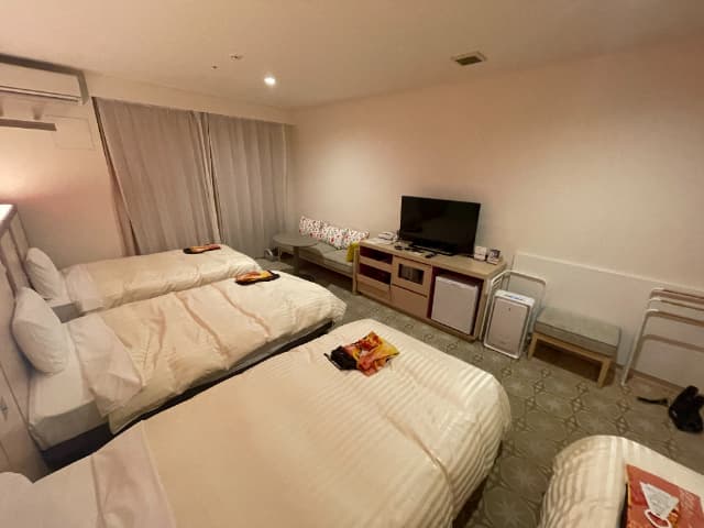 舞浜駅周辺にある三井ガーデンホテルのベッド4台