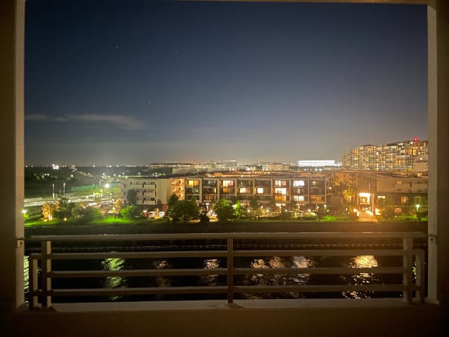 舞浜駅周辺にある三井ガーデンホテルのバルコニーから見た夜景