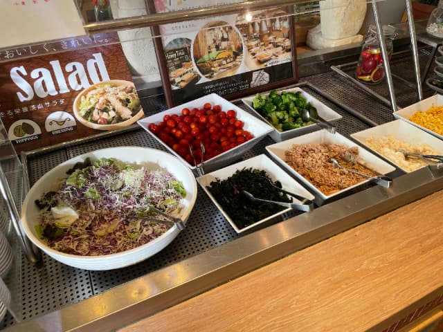舞浜駅周辺にある三井ガーデンホテルのサラダ