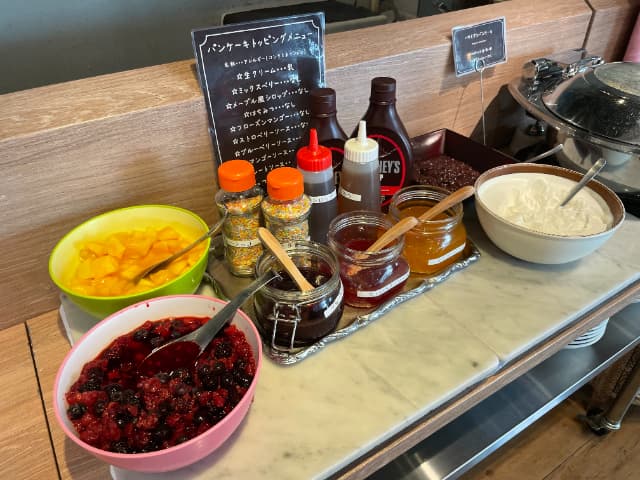 舞浜駅周辺にある三井ガーデンホテルのパンケーキトッピング