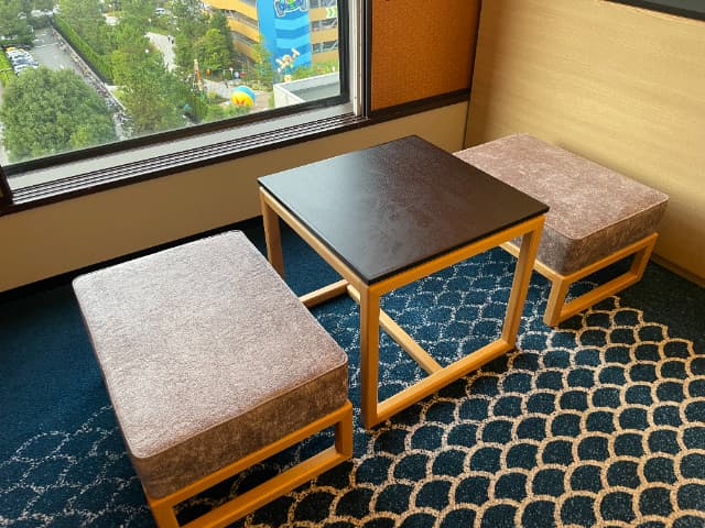 舞浜駅周辺にあるヒルトン東京ベイのソファとテーブル