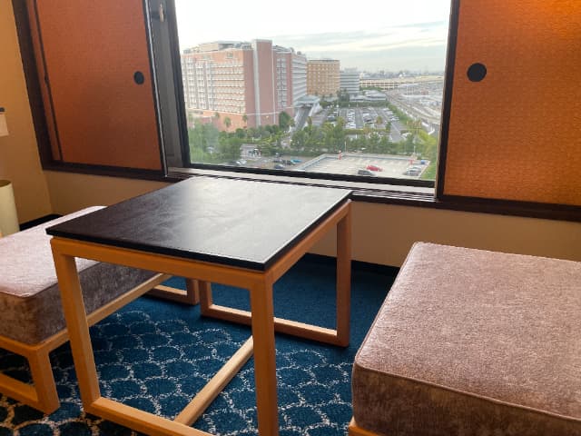 舞浜駅周辺にあるヒルトン東京ベイのヒルトンルームのテーブルと風景