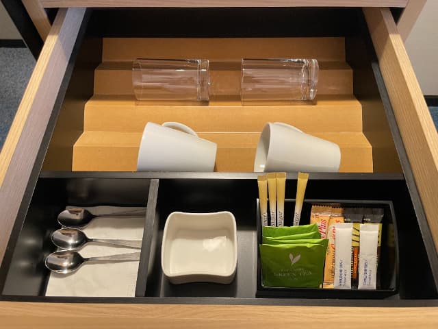 舞浜駅周辺にあるヒルトン東京ベイのヒルトンルームのグラスとカップ