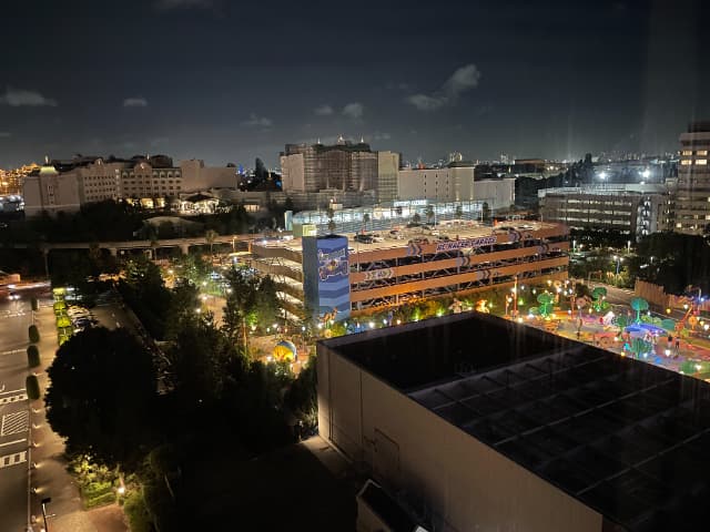 舞浜駅周辺にあるヒルトン東京ベイのヒルトンルームから見た夜景2