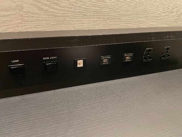 舞浜駅周辺にあるヒルトン東京ベイのヒルトンルームの充電器