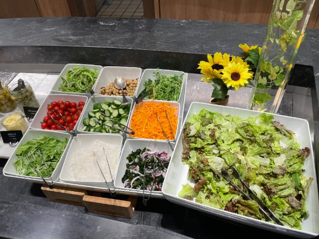 舞浜駅周辺にあるヒルトン東京ベイのサラダ