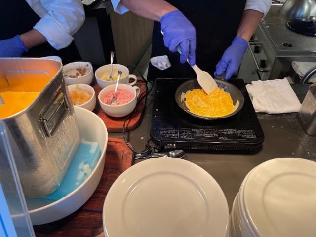 舞浜駅周辺にあるヒルトン東京ベイのオムレツ調理