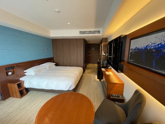 ハイアットリージェンシー東京ベイの絵画側からのダブルベッド