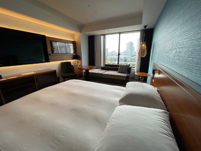 ハイアットリージェンシー東京ベイのダブルベッド横からの風景