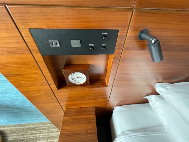 ハイアットリージェンシー東京ベイのダブルベッド横のライトスイッチ