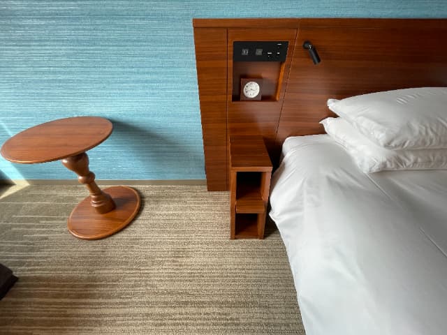 ハイアットリージェンシー東京ベイのダブルベッド横の時計