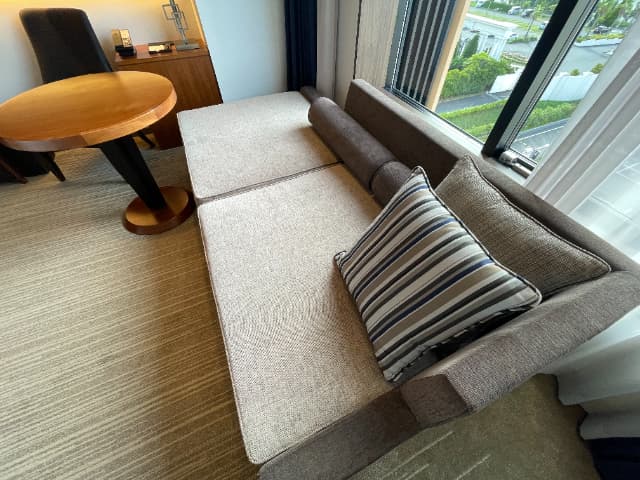 ハイアットリージェンシー東京ベイの窓側のソファ＆クッション