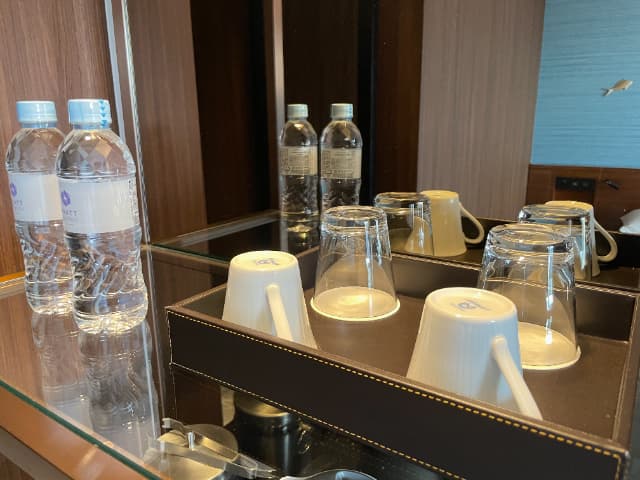 ハイアットリージェンシー東京ベイのグラス、カップ、ペットボトルの水