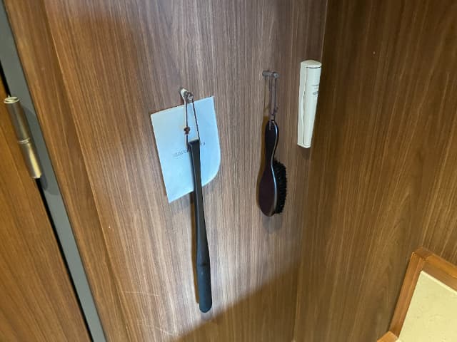 ハイアットリージェンシー東京ベイの靴ベラとブラシと非常灯