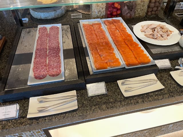 ハイアットリージェンシー東京ベイのイタリアンサラミ、スモークトラウト（マス）、スモークチキン（カラシマヨネーズ）