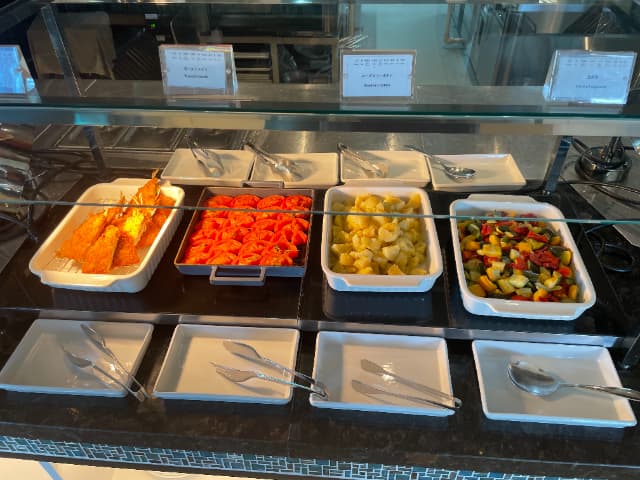 ハイアットリージェンシー東京ベイの長崎県産アジフライ、ローストトマト、ローズマリーポテト、温野菜