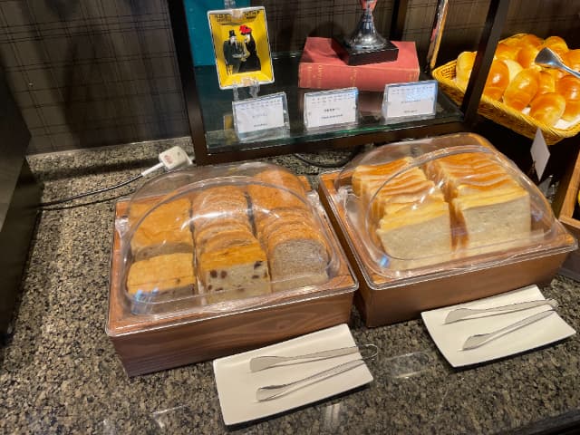 ハイアットリージェンシー東京ベイのレーズンパン、全粒粉食パン、ホワイトトースト