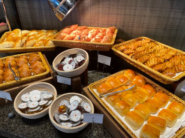 ハイアットリージェンシー東京ベイのバターロール、クロワッサン、マンゴーデニッシュ、ミルクブレッド