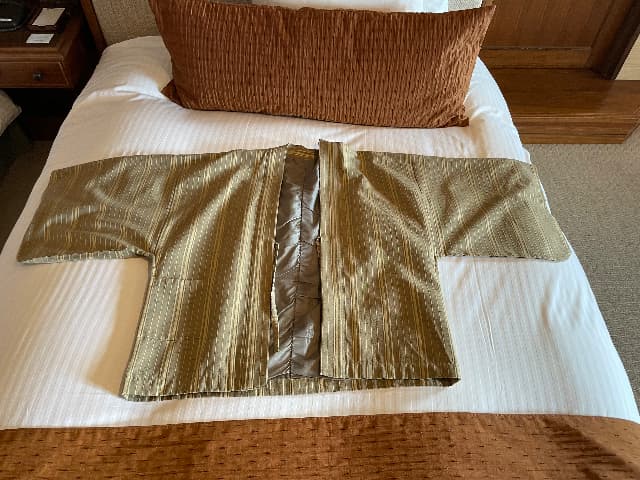 山のホテルのベッドの上に広げた羽織