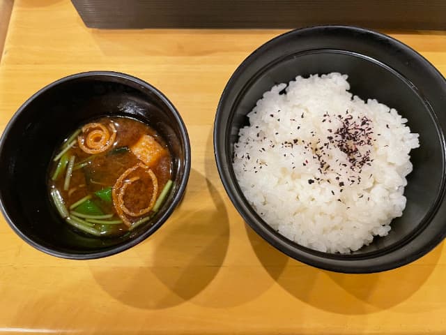 岡崎ニューグランドホテルの（汁物）八丁味噌仕立てと（ご飯）ゆかり御飯