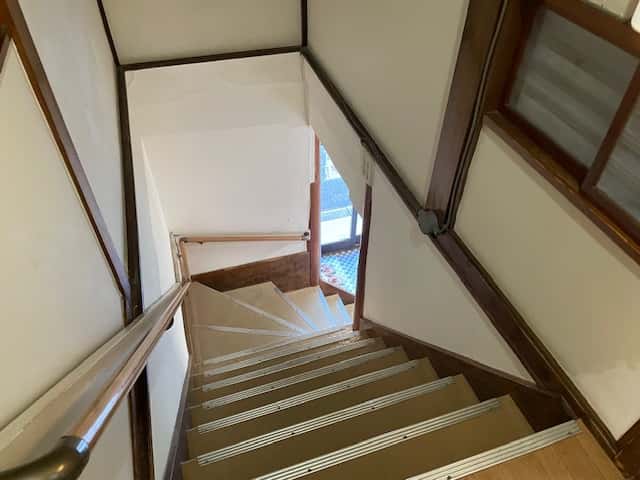 伊勢屋旅館の階段