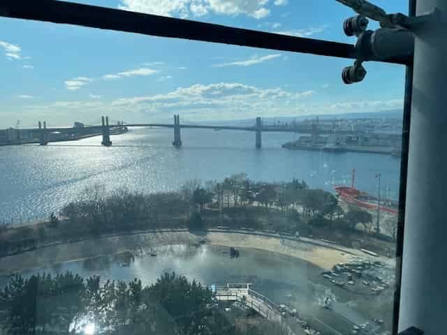 ガラス張りの展望台からの太平洋＆小名浜マリンブリッジ