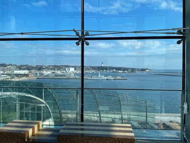ガラス張りの展望台からの小名浜港