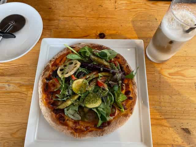 ファームカフェの色どり鮮やかなピザ