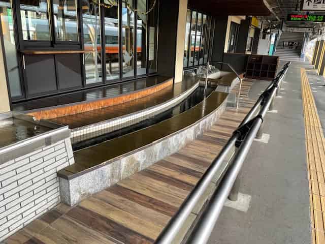 湯本駅構内に足湯